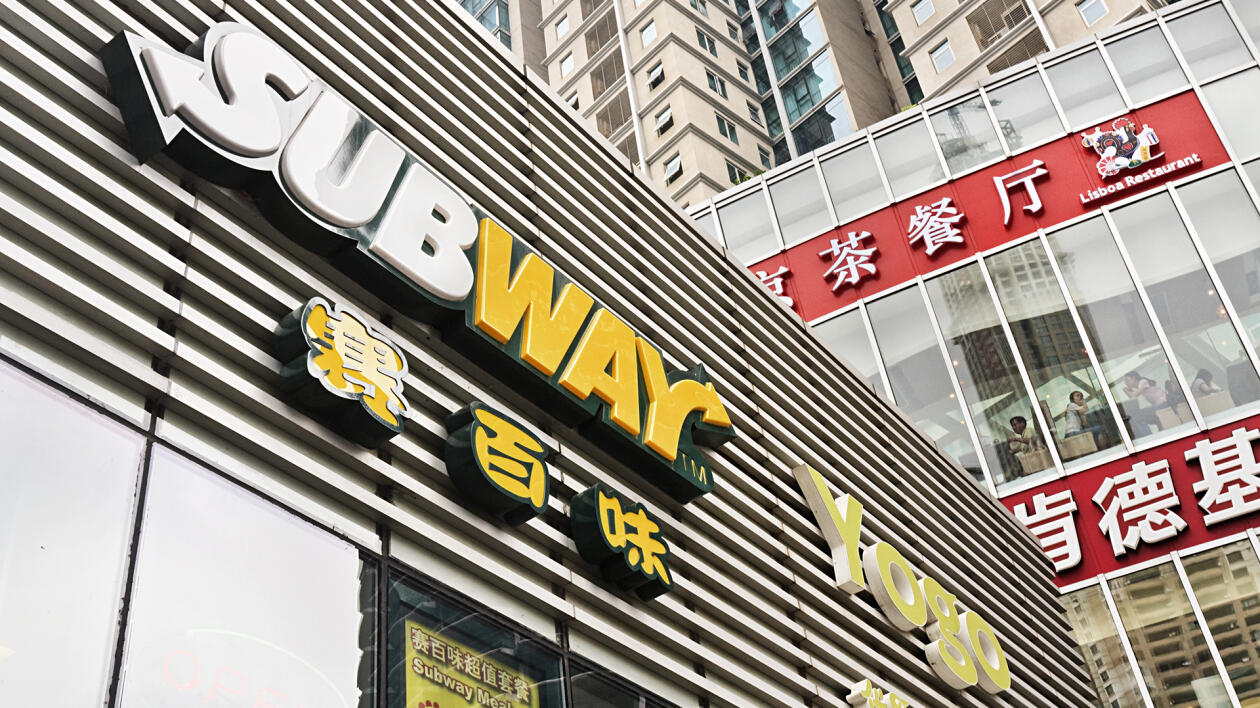 Chiński Subway pod lupą władz. Pracownicy fałszowali etykiety żywności?